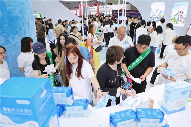 亮相武汉生活用纸国际科技展览会EVO视讯可心柔「柔软世界」(图3)